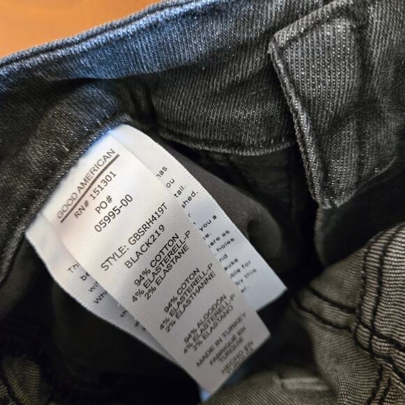 Good American Raw Hem High Rise 90s Icon Black Bermuda Short 2/26 Shorts Bottom - Picture 6 of 6